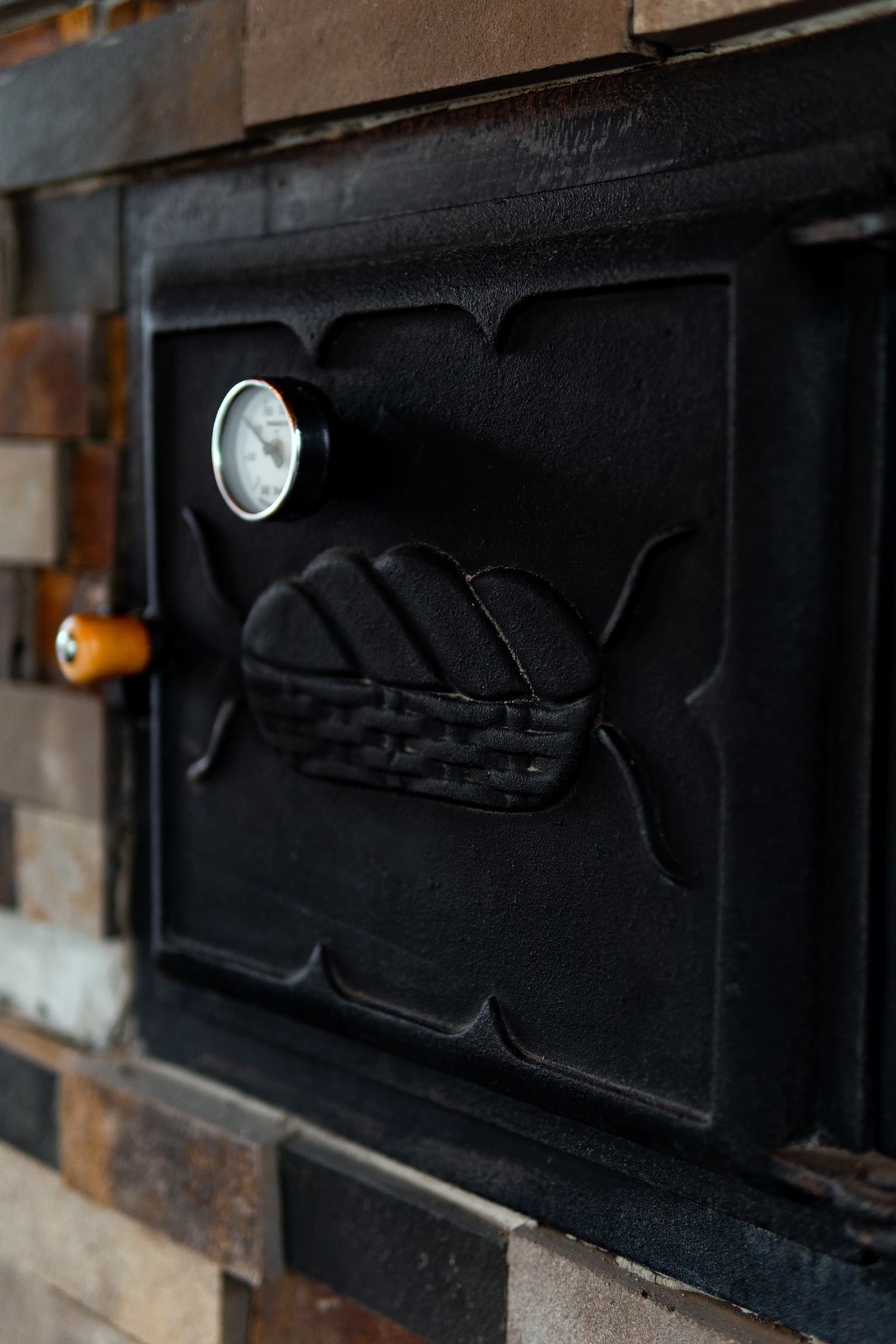 Detalhe da porta de ferro fundido do forno a lenha